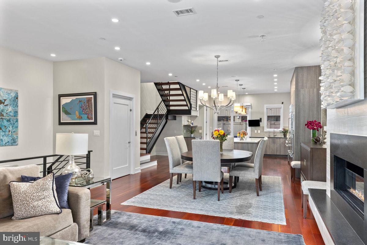 LOGAN SQUARE - Residential