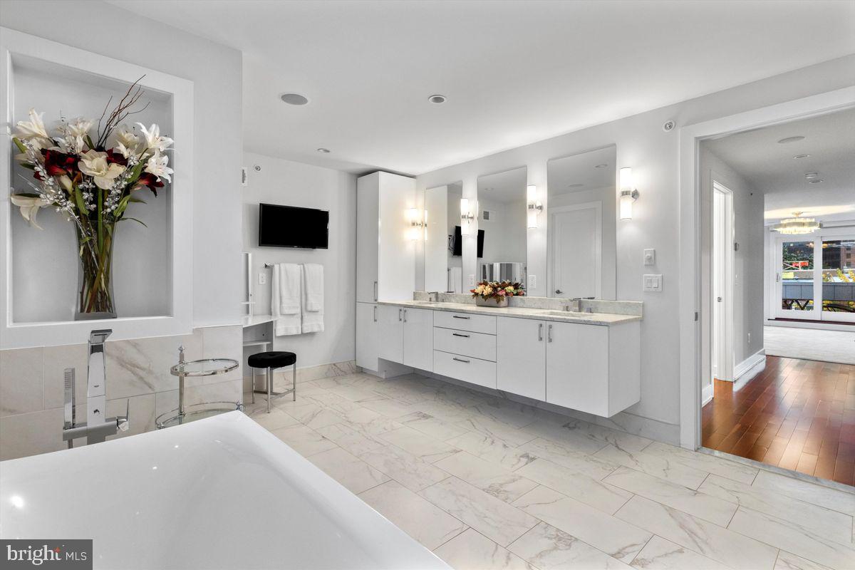 LOGAN SQUARE - Residential