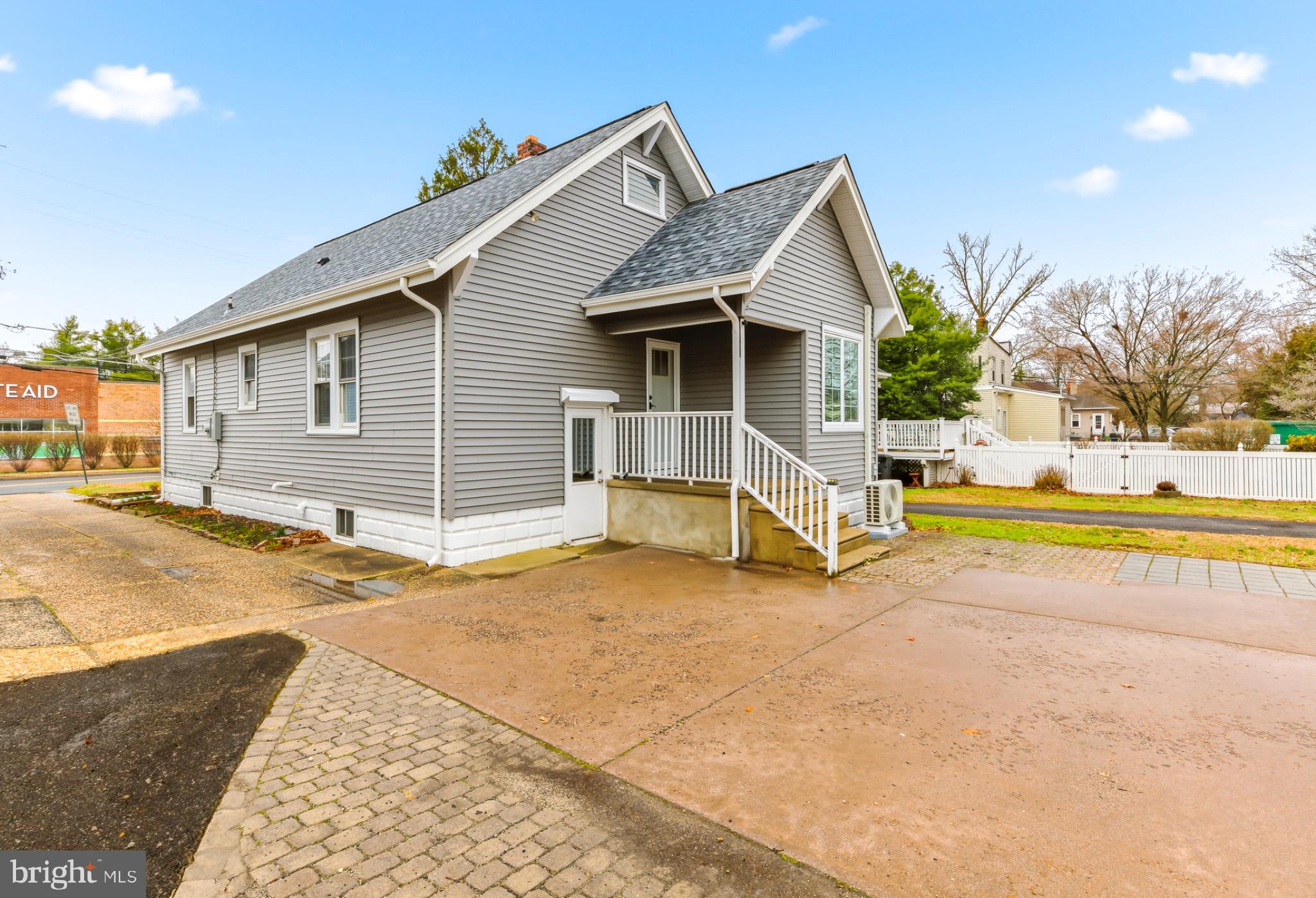 17 W GLOUCESTER PIKE