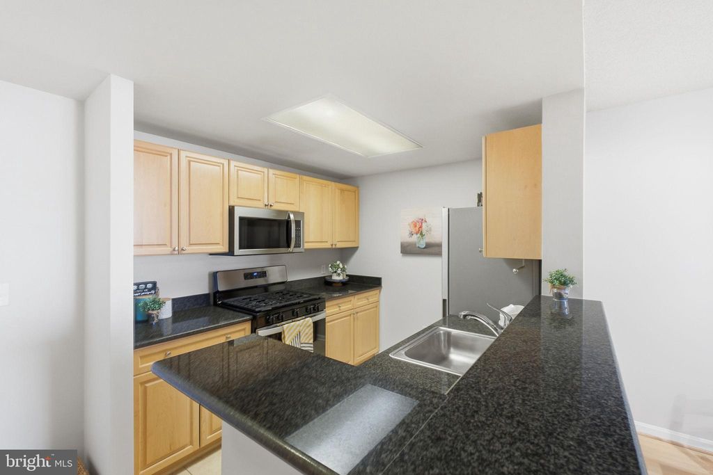 Photo of 2726 Gallows Road #510, VIENNA, VA 22180 (MLS # VAFX2288870)