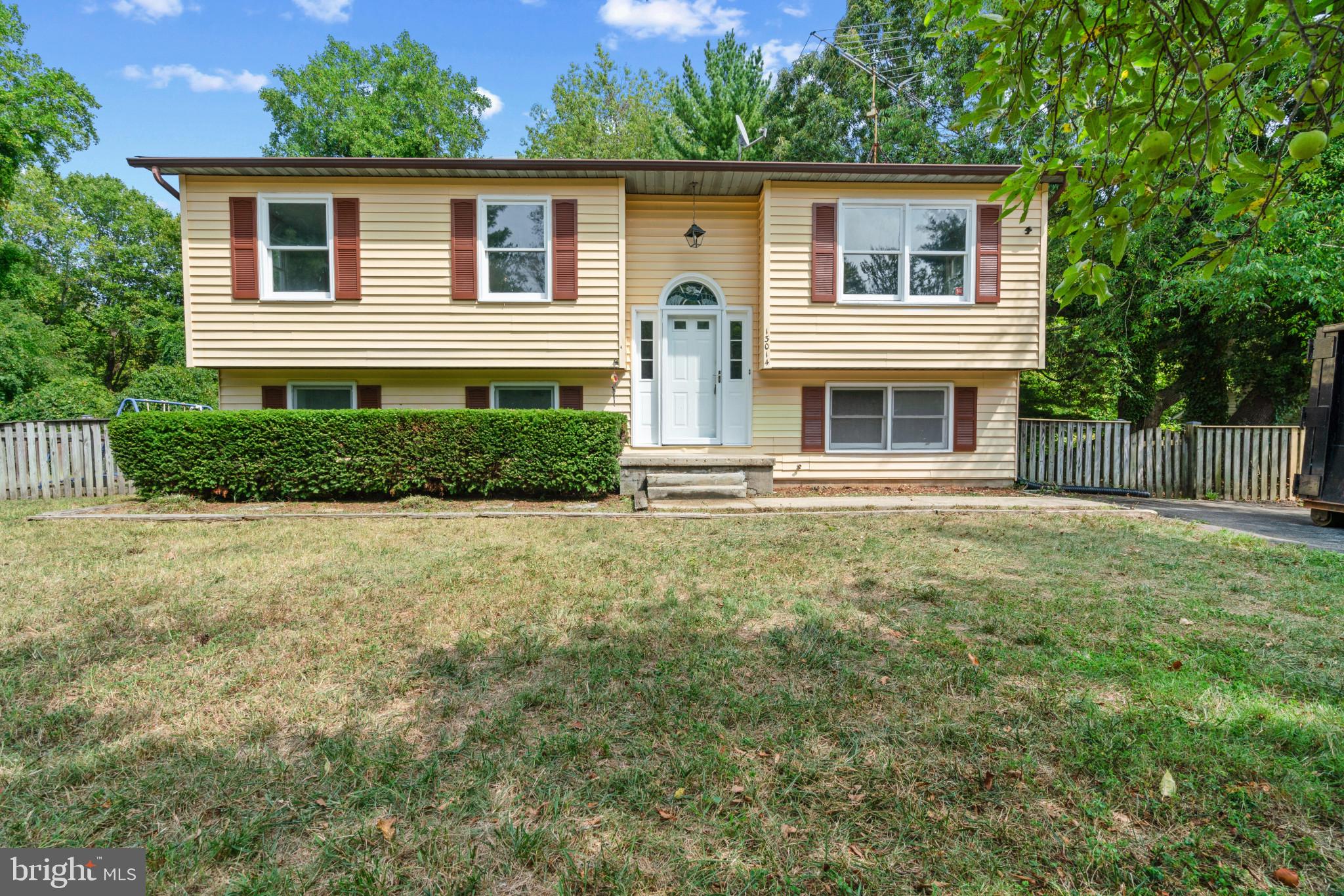 RECENTLY (2024) REMODELED HOME WITH NEW LAMINATE FLOORING ON MAIN LEVEL. FRESHLY PAINTED, NEW STAINLESS STEELAPPLIANCES. NEWLY INSTALLED CABINETS. FULL BATHS ON BOTH LEVELS. SLIDING GLASS DOORS ON BOTH LEVELS. FLOOD LIGHTS. APPLE TREE IN FRONT YARD. SOAKING TUB AT LOWER LEVEL. ELECTRIC STOVE. DECK. DINING ROOM.