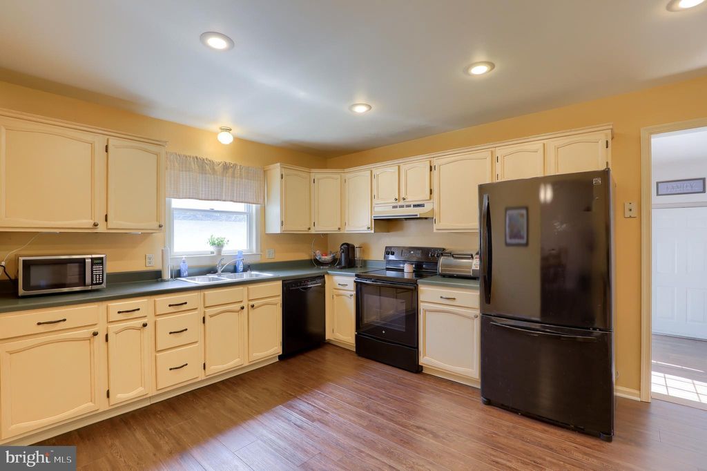 Photo of 1550 PUTNAM DR, LANCASTER, PA 17602 (MLS # PALA2032974)