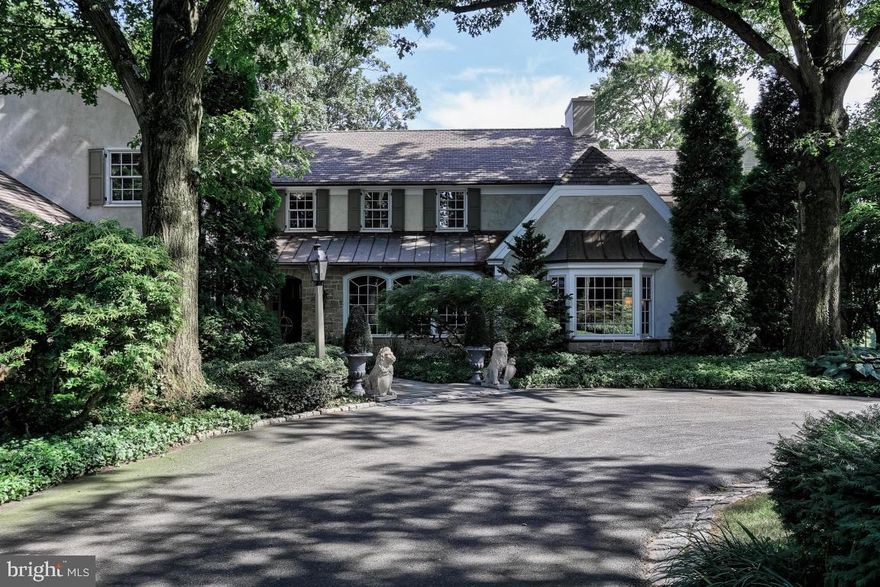 A golf course estate not to be missed with 4.4 acres and creek frontage, this Masterpiece is INCREDIBLE! Huge private stone patio/ tree house with river views, Unlimited features and details adorn this exquisite home/ 6 BRs/9 Baths/ Smoking Room/ Bright Formal LR and DR/ 4 Fireplaces/ Ceramic and Tile Kitchen/ Butler's Pantry/ Master BR w/ River Views/ Dual Grand Bath Suites/ 2,500 S.F. Finished Lower Level w/ONYX Floor.