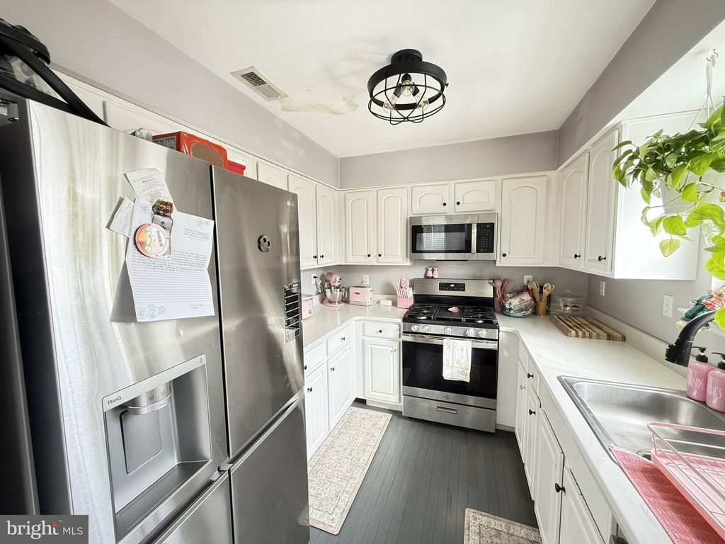 Photo of 60 Lower Ridge View Cir, EAST STROUDSBURG, PA 18302 (MLS # PAMR2006106)