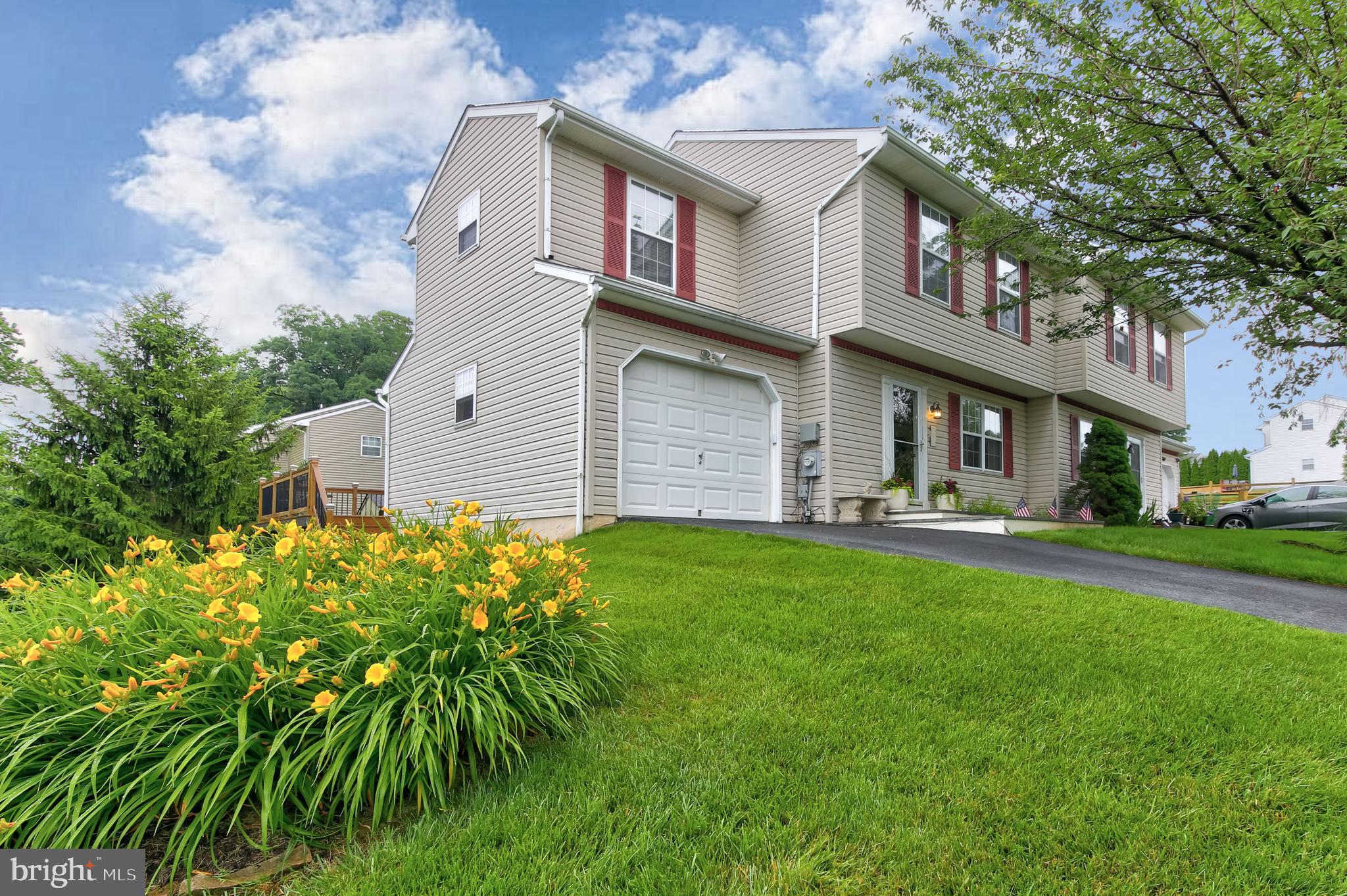 HILLSIDE MANOR - Residential