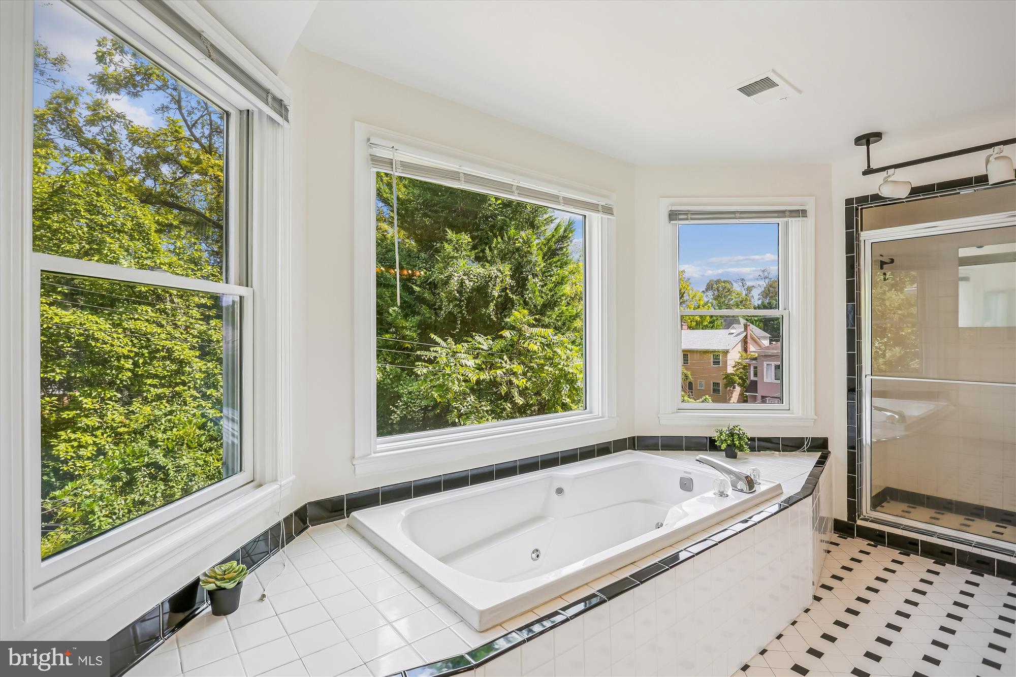 MARY KNOLLS - Residential