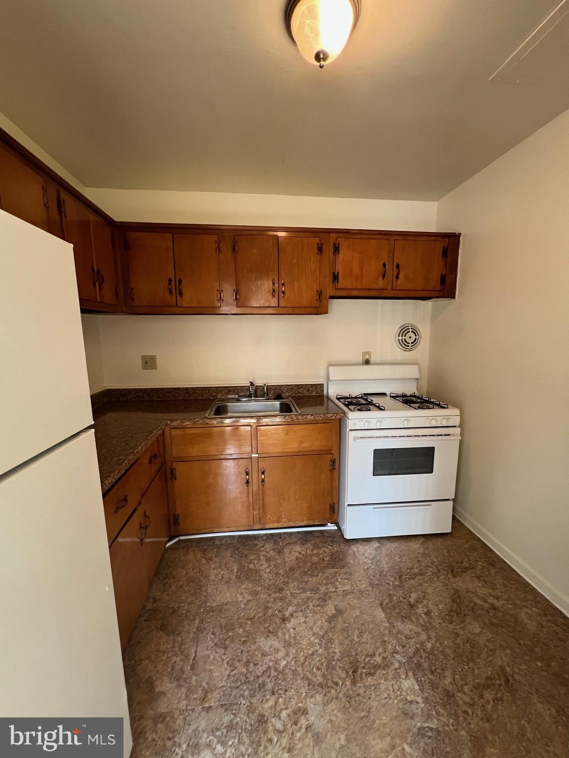 NORTHSIDE TOWNHOUSE APARTMENTS - Residential Lease