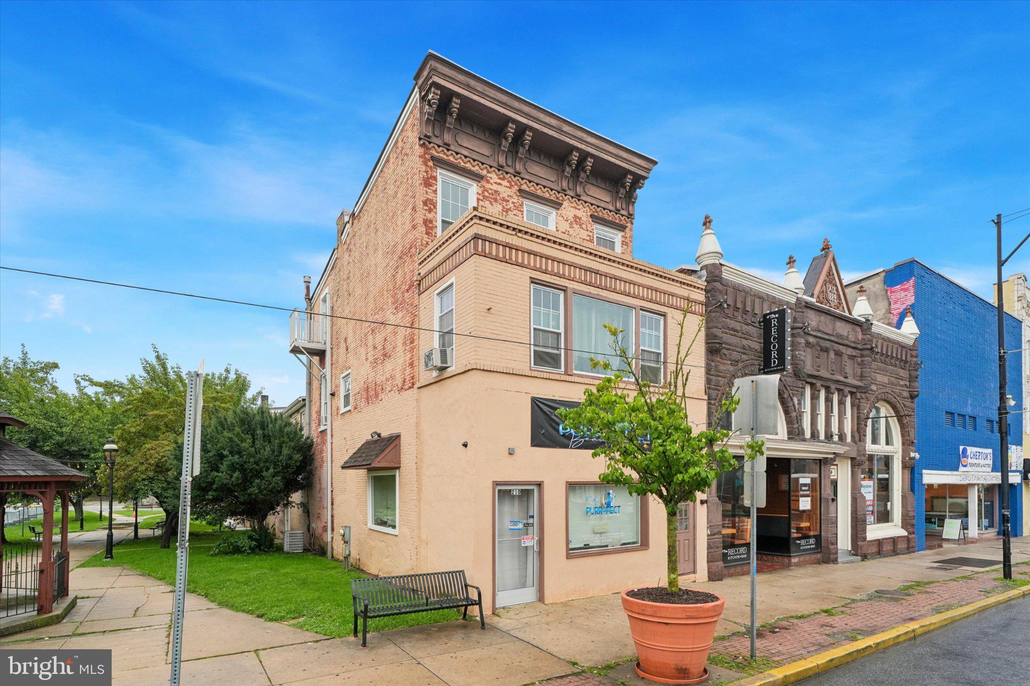208 E LINCOLN HIGHWAY 2