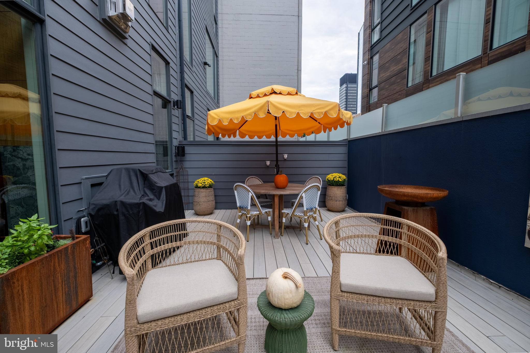 LOGAN SQUARE - Residential