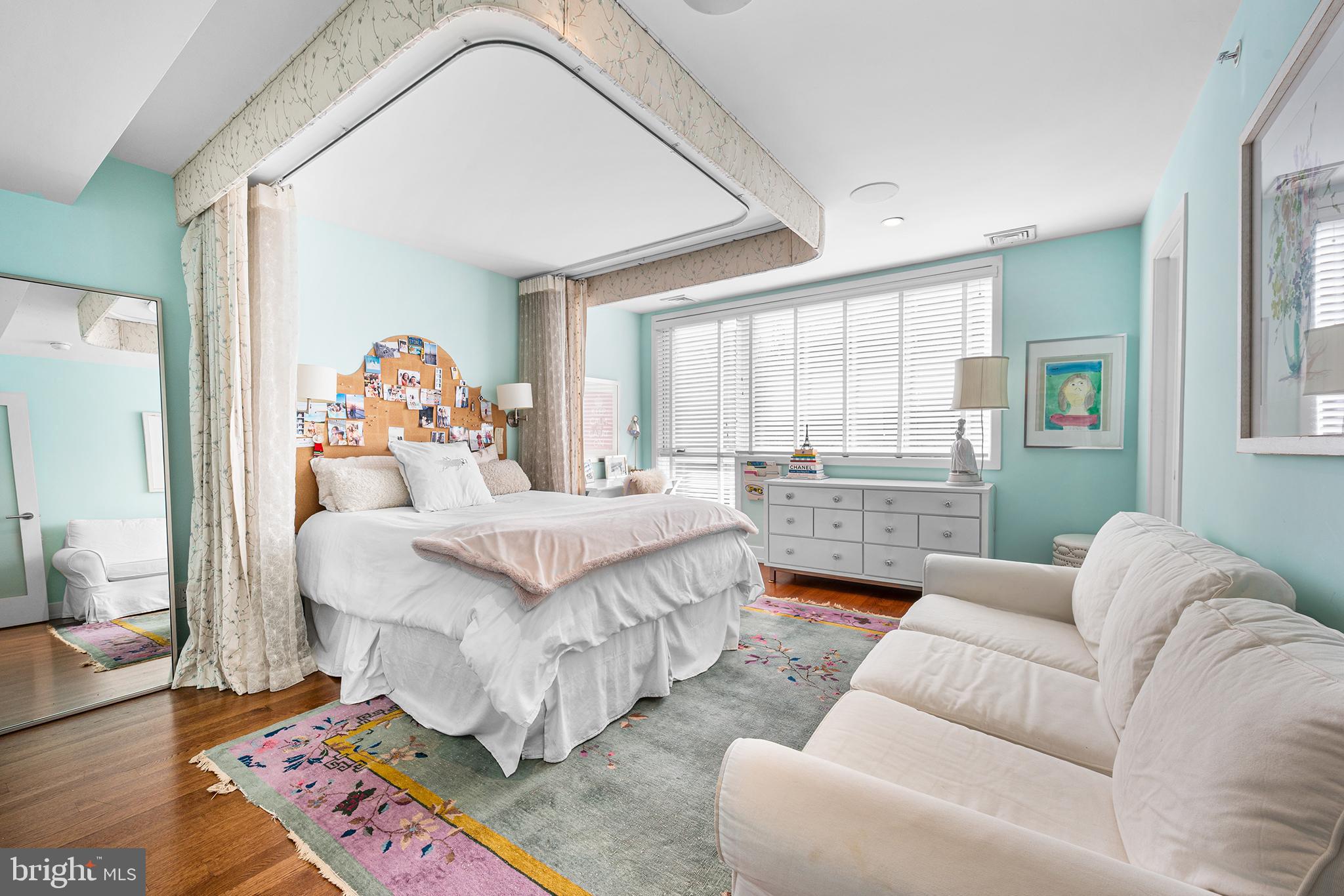 LOGAN SQUARE - Residential