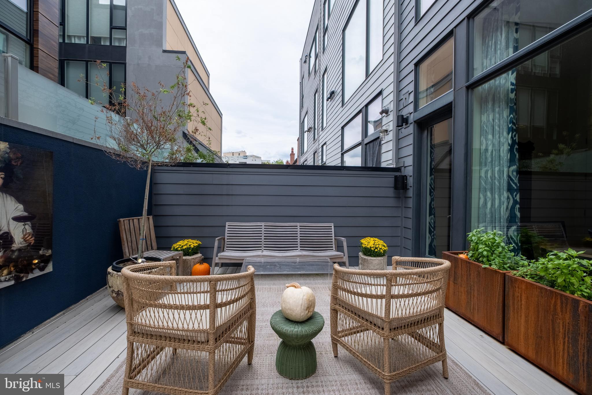 LOGAN SQUARE - Residential