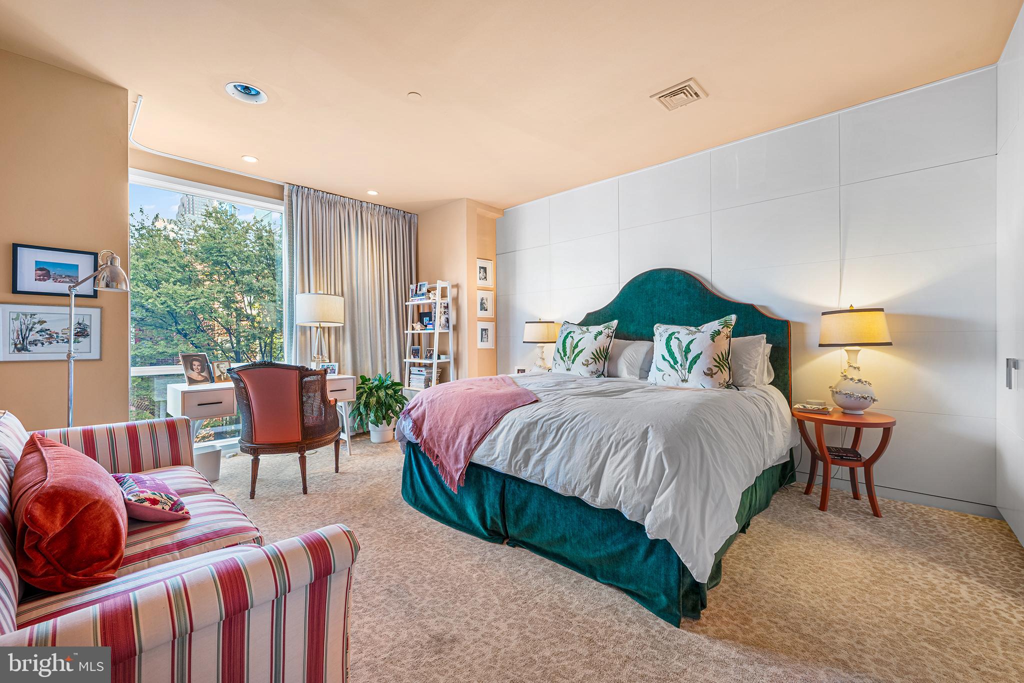 LOGAN SQUARE - Residential