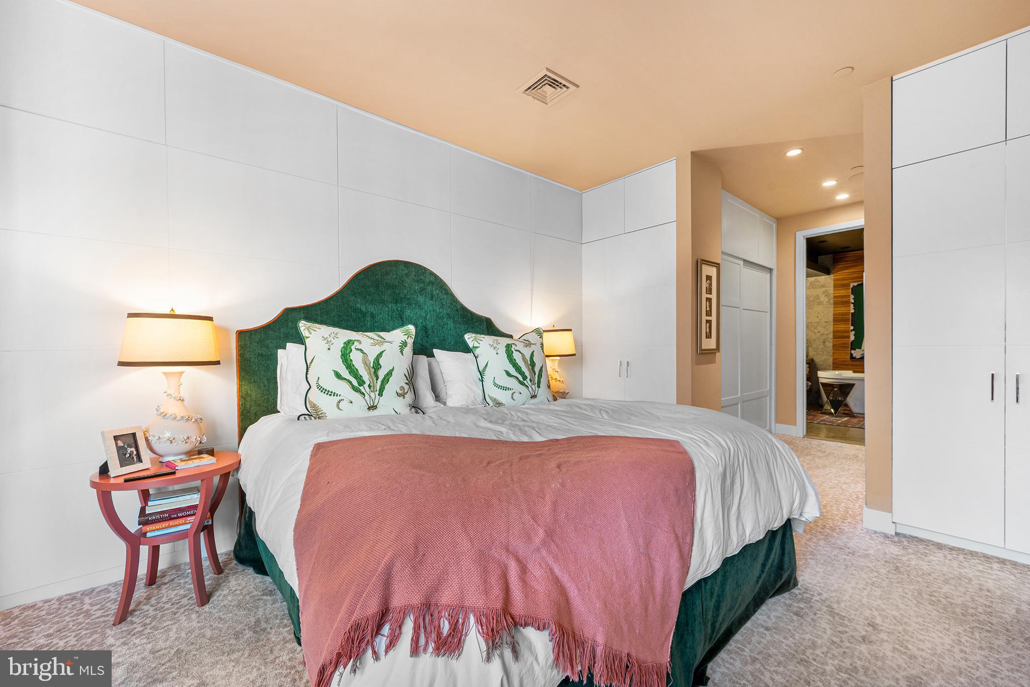 LOGAN SQUARE - Residential