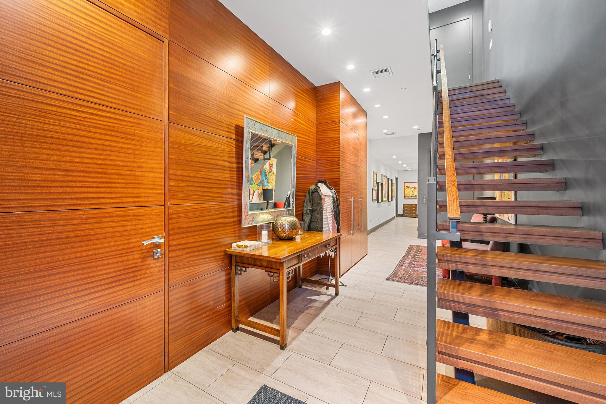 LOGAN SQUARE - Residential