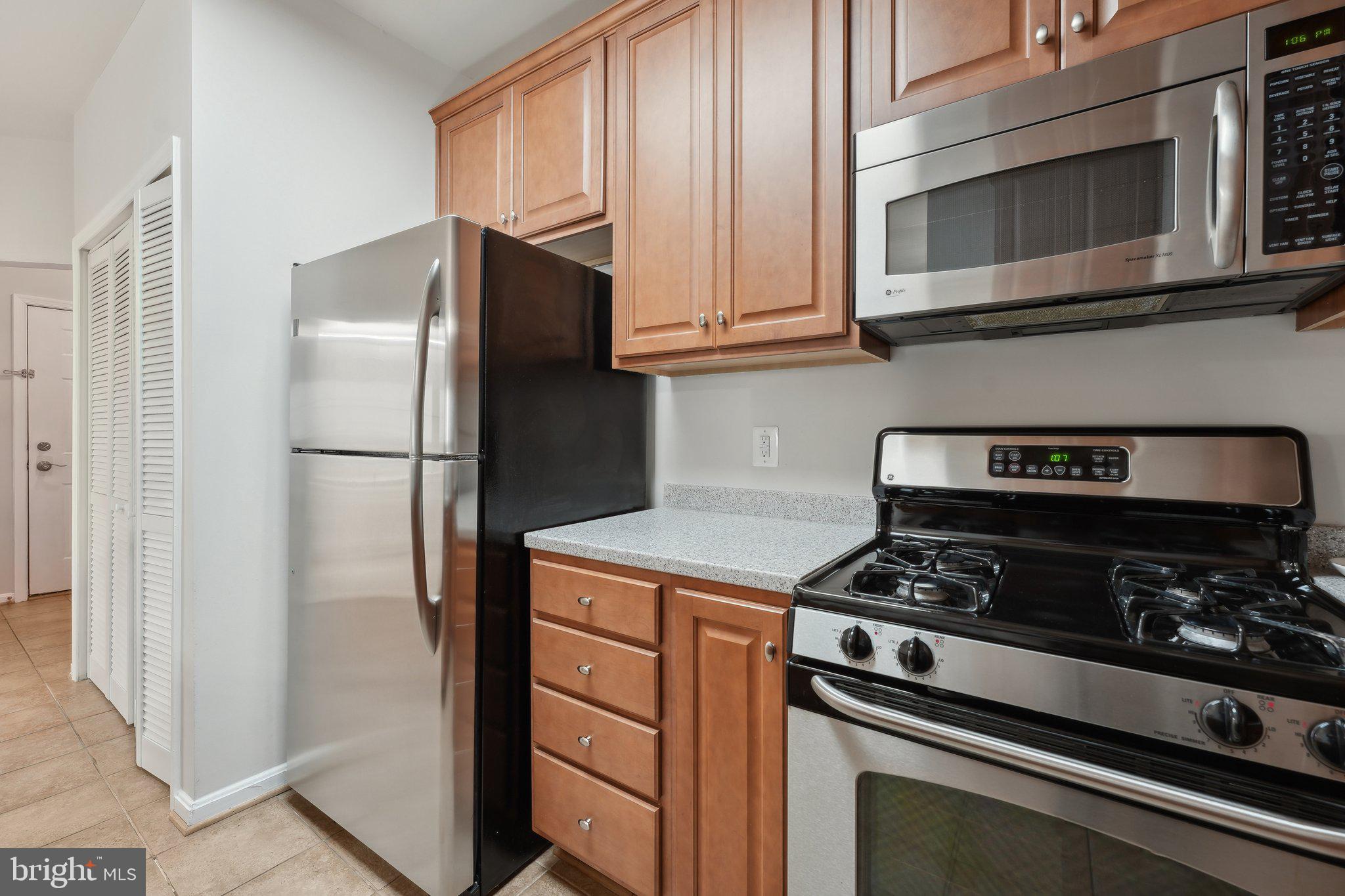 COMMONS ON POTOMAC SQUARE - Residential Lease