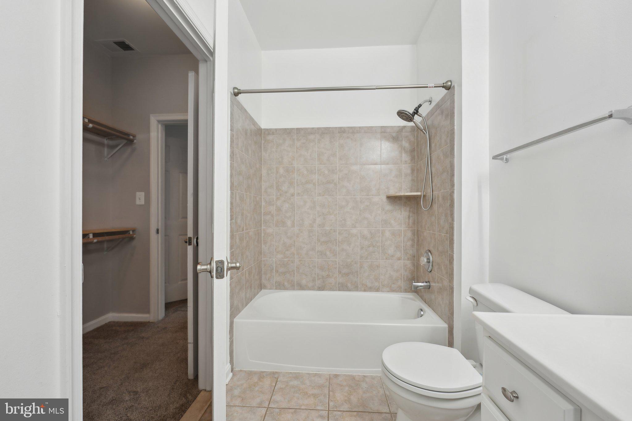 COMMONS ON POTOMAC SQUARE - Residential Lease