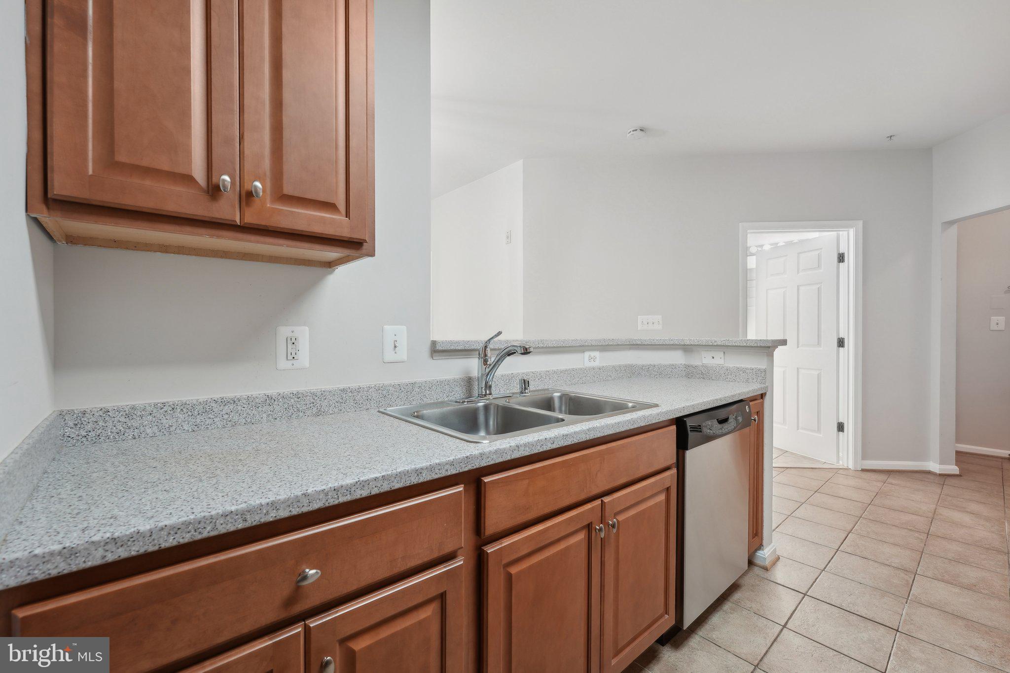 COMMONS ON POTOMAC SQUARE - Residential Lease