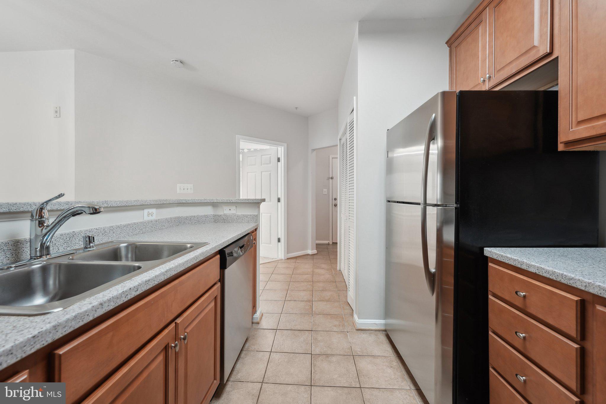 COMMONS ON POTOMAC SQUARE - Residential Lease