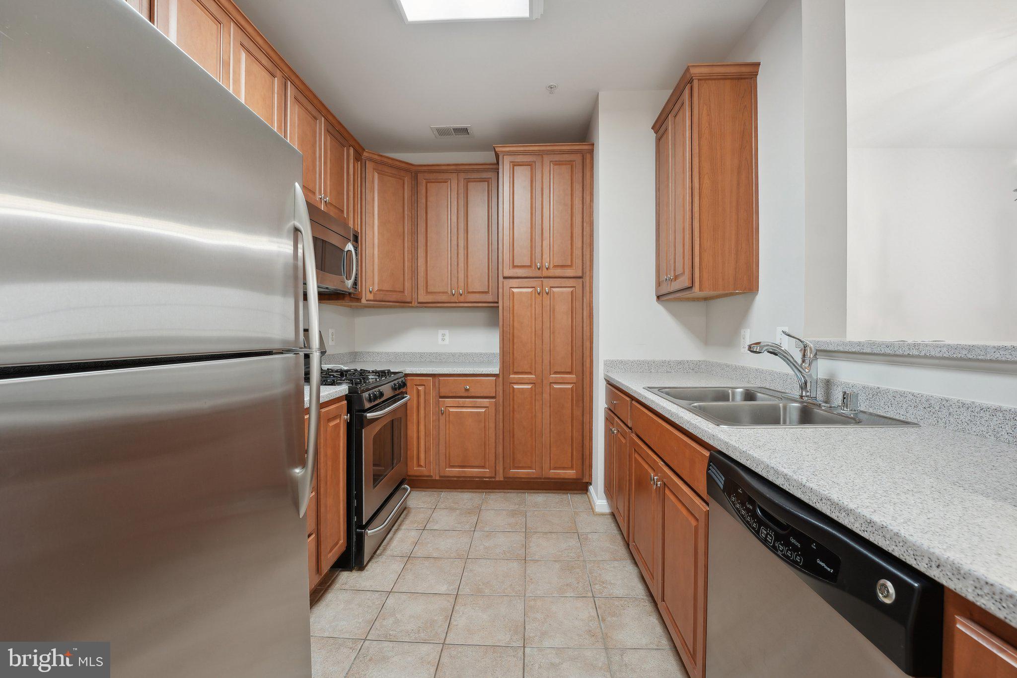 COMMONS ON POTOMAC SQUARE - Residential Lease