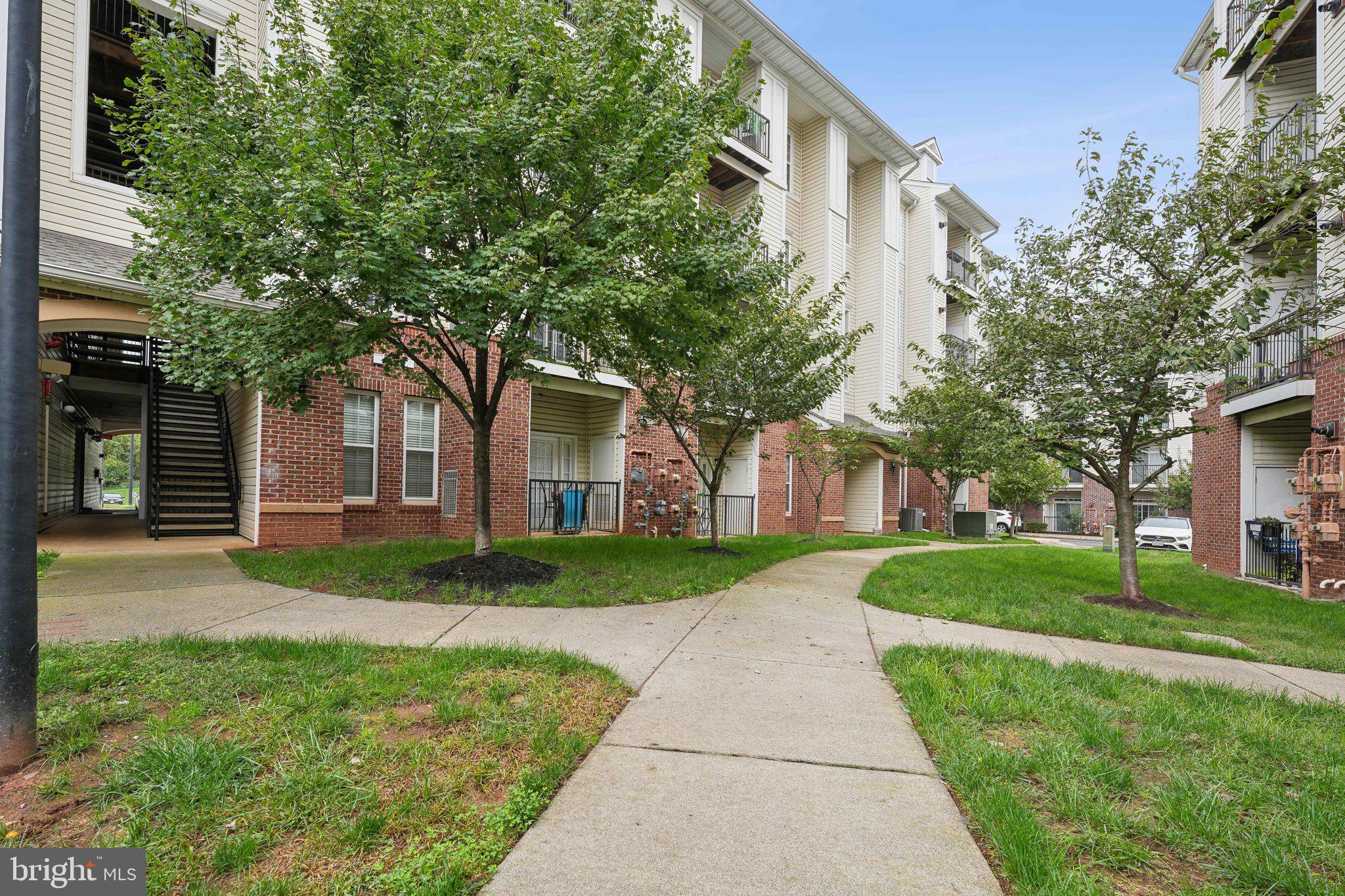 COMMONS ON POTOMAC SQUARE - Residential Lease