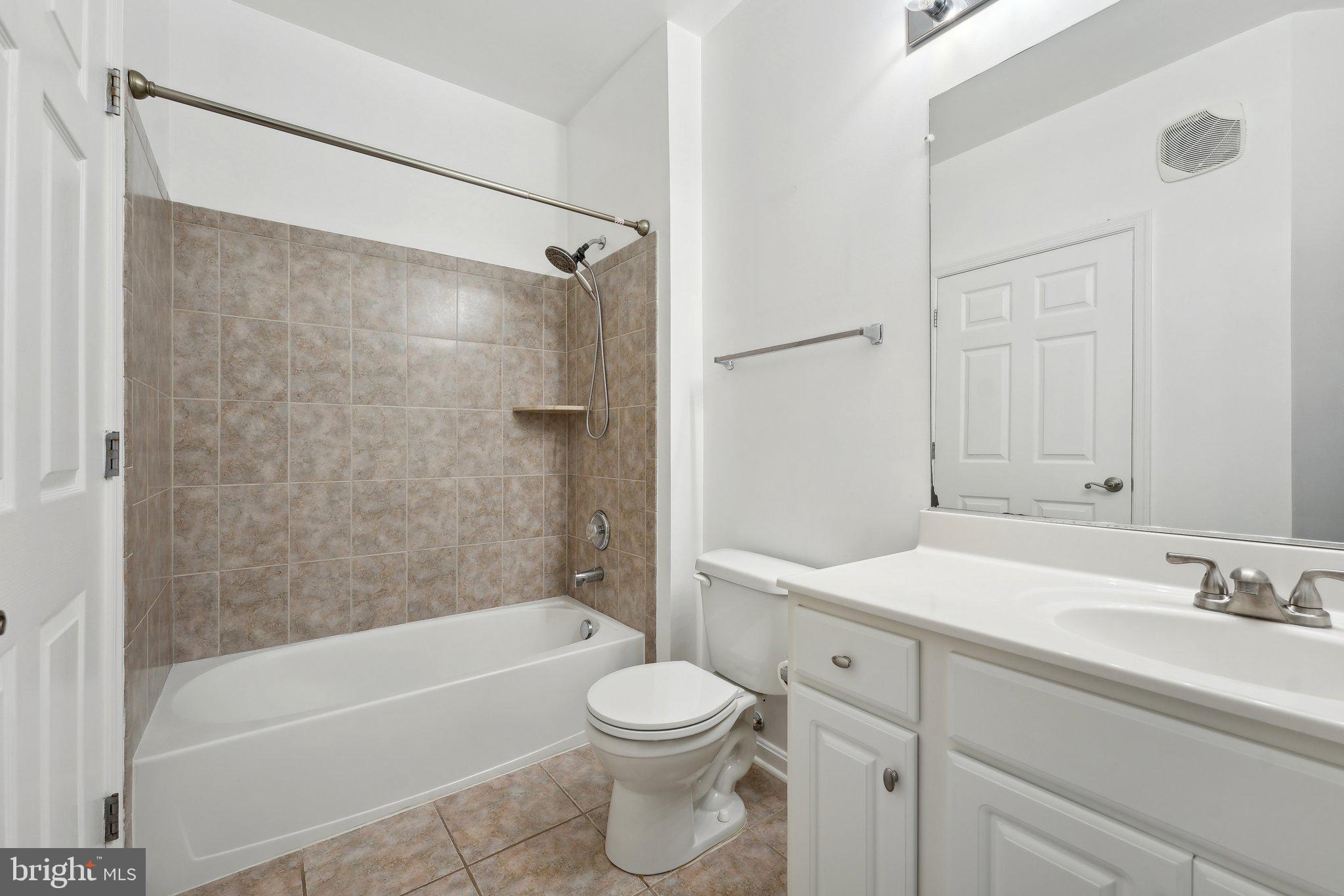 COMMONS ON POTOMAC SQUARE - Residential Lease