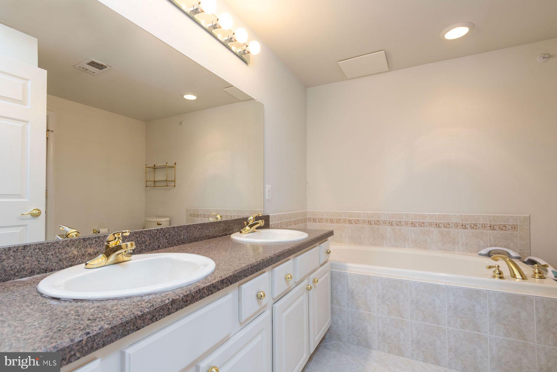 HERITAGE CR ESTS - Residential