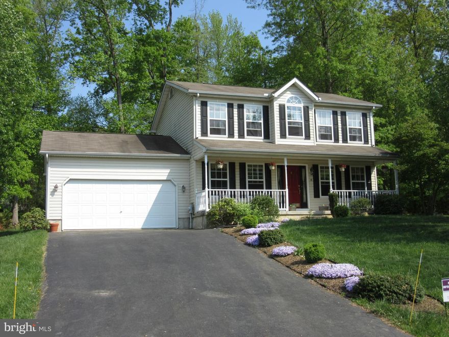 1st flr boast of hand scraped oak hardwood.   Modern galley kitchen features tile floor, a brkfst bar, all appliances, laundry closet & opens to  Nook Area. The Family Rm  leads to deck, rear yard backs to woods.   Mstr Bdrm features a Spacious Bath with WI Closet. Located on a Culdesac street,  Water Oriented Community.  Bo Manor School Dist.  Closet to Mjr Rds & Shopping *1Yr Home Warranty*