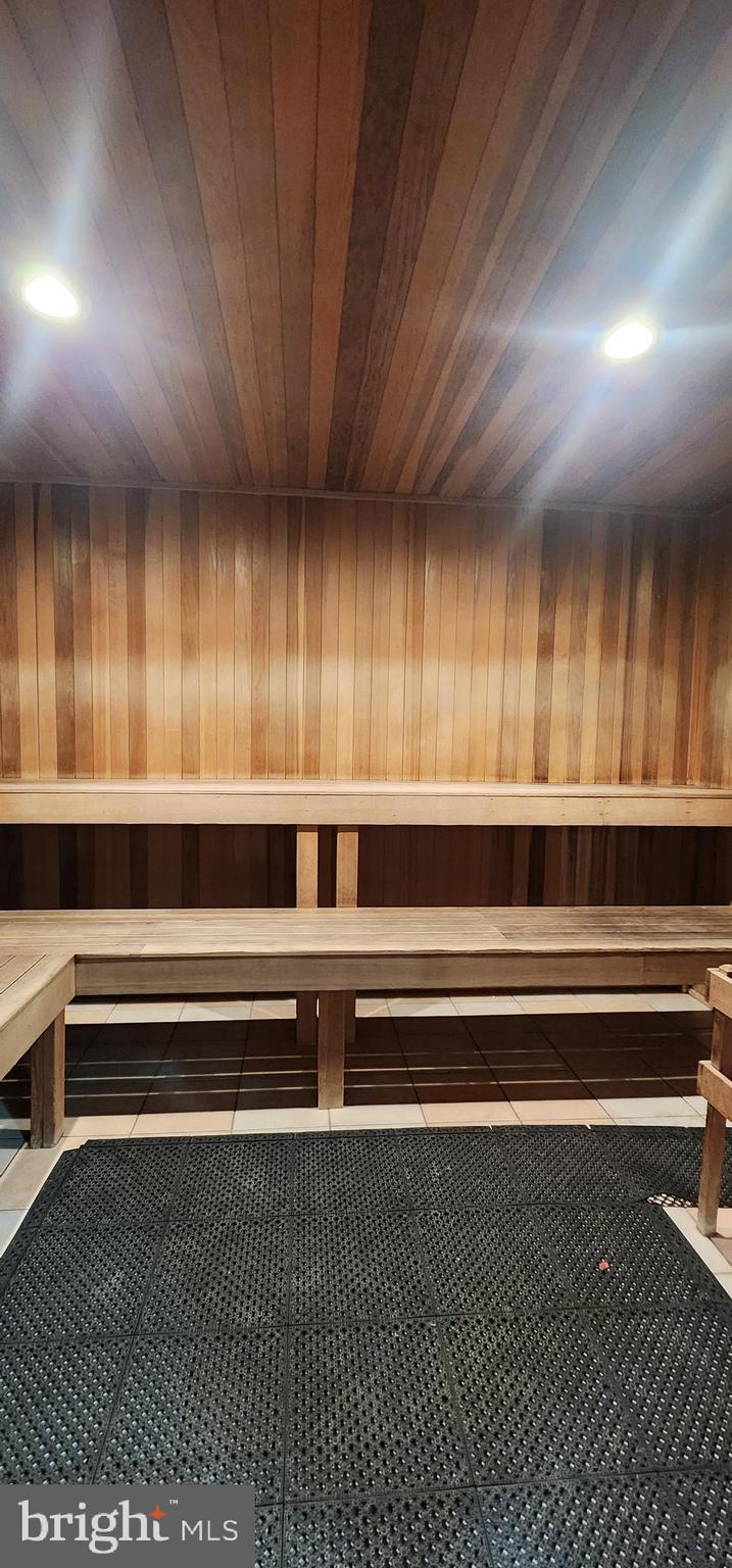 RIVER PLACE EAST - Residential Lease