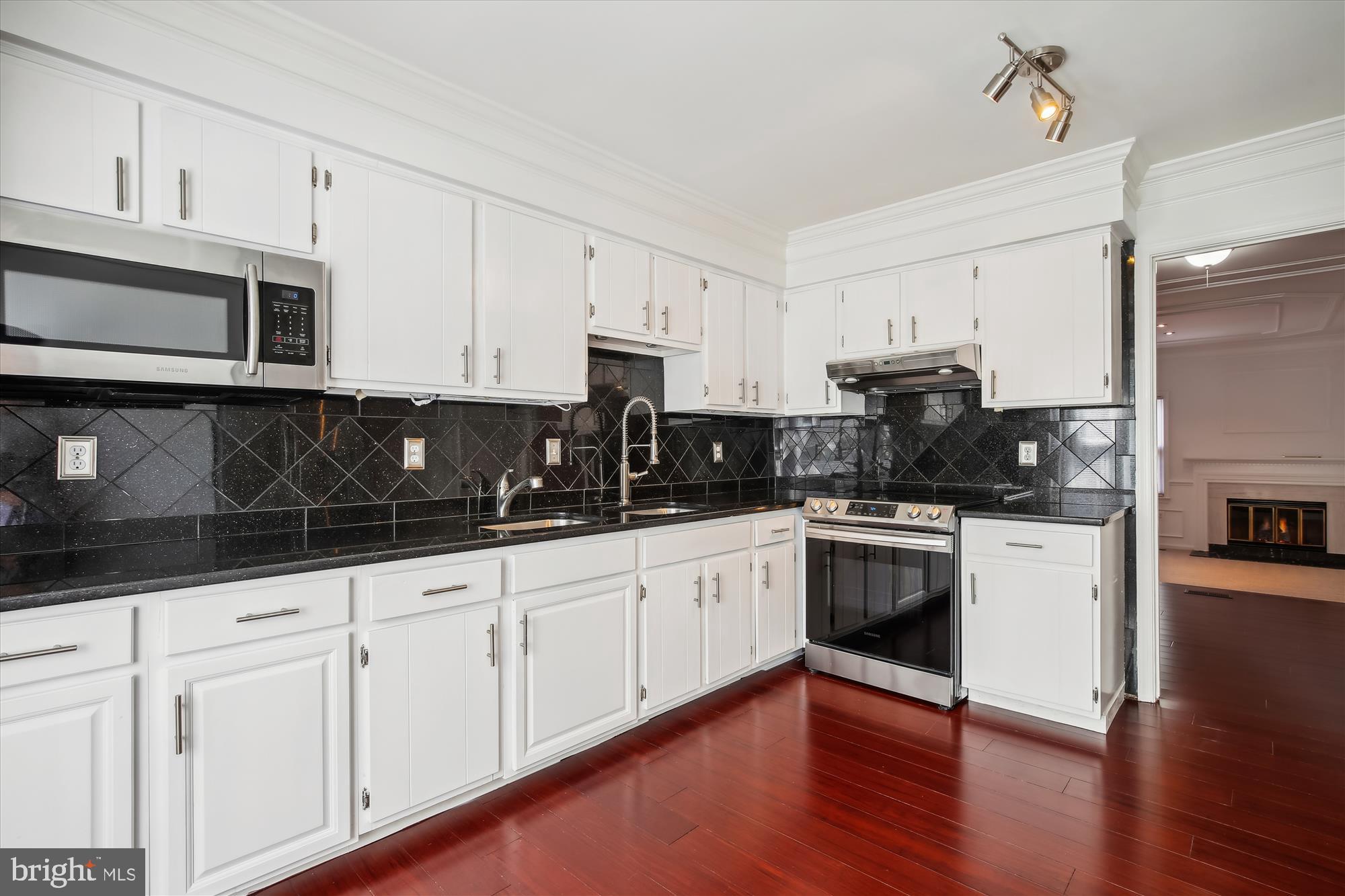 TOWNES OF GREENBRIAR - Residential