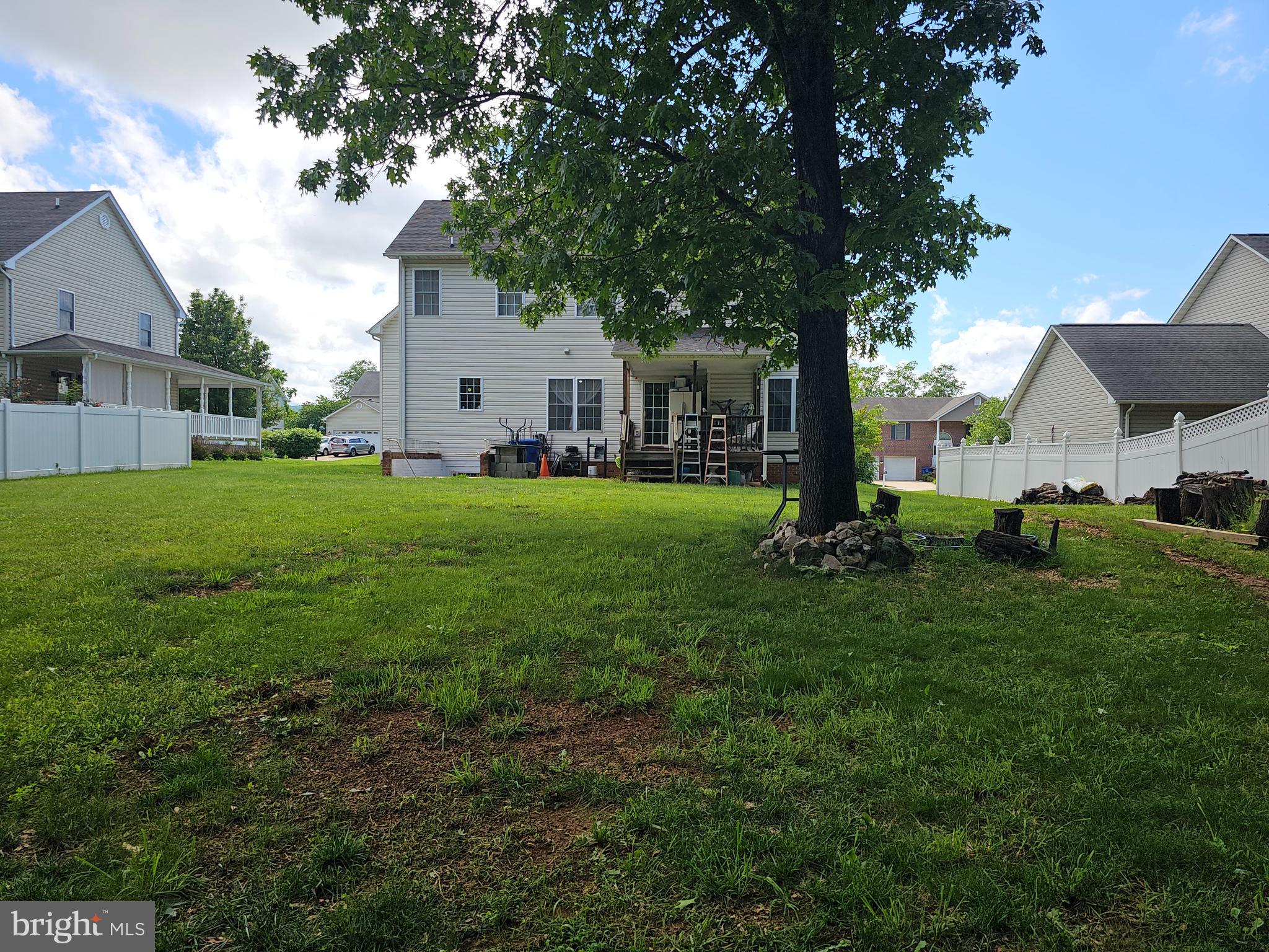 HAPPY CREEK KNOLLS - Residential Lease