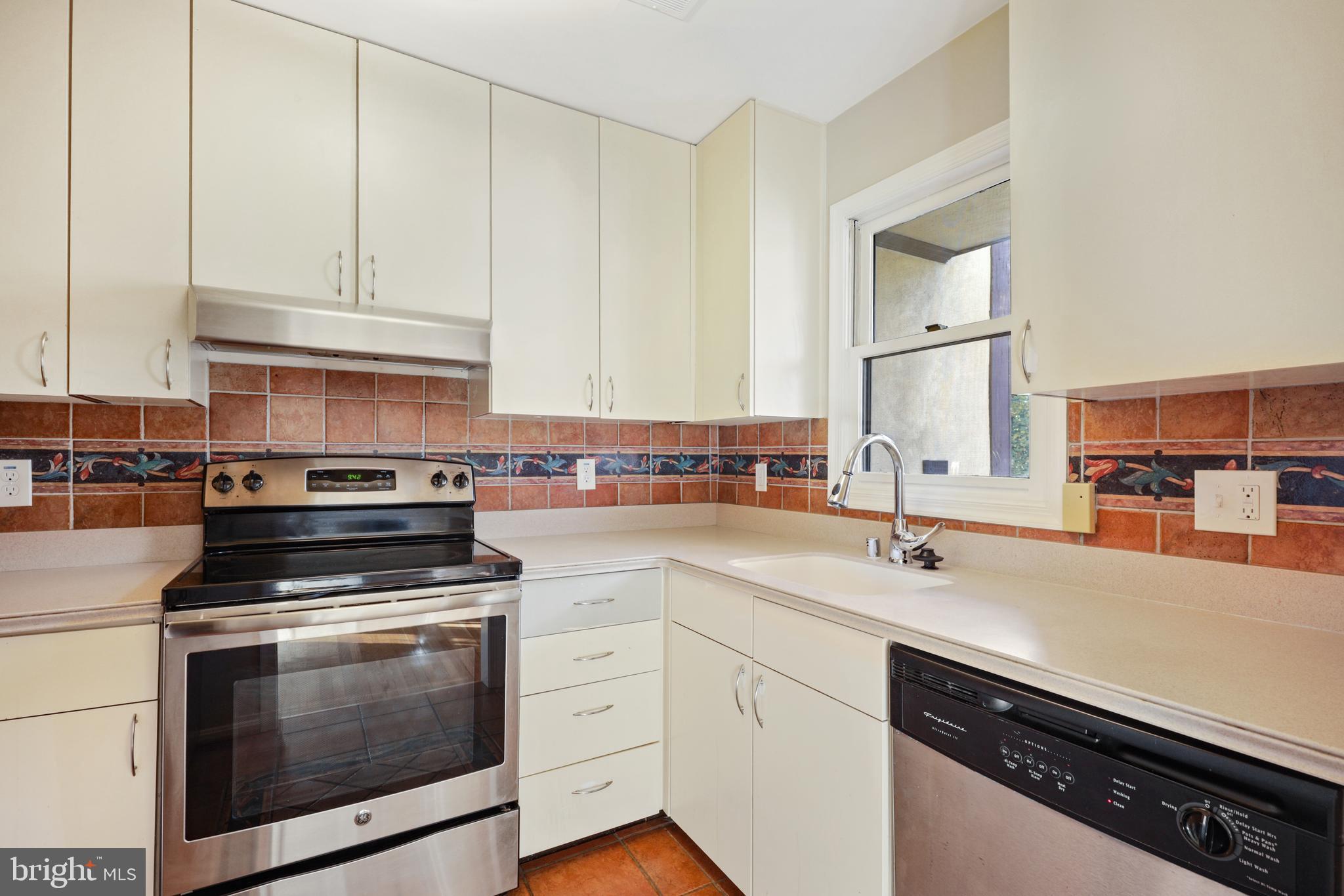 ROLAND PARK - Residential Lease