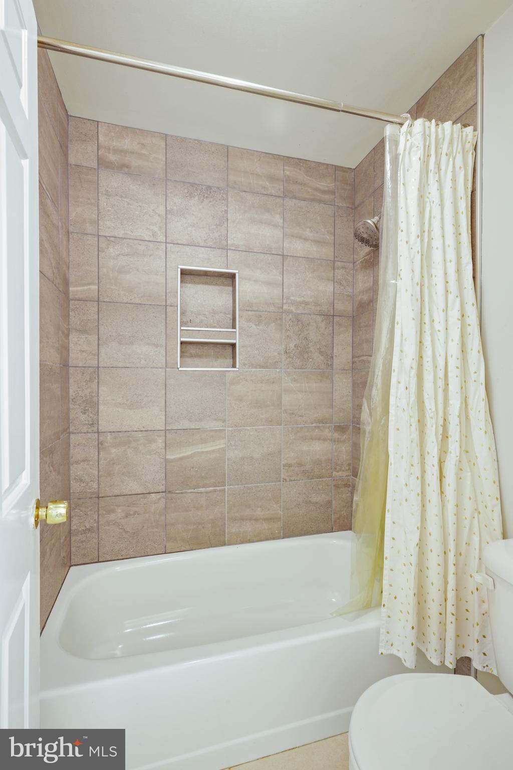 ROLAND PARK - Residential Lease