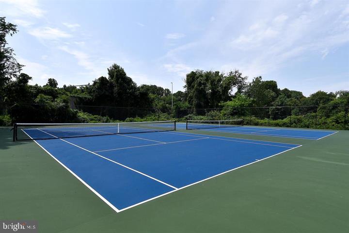 FOUR WINDS AT OAKTON - Residential