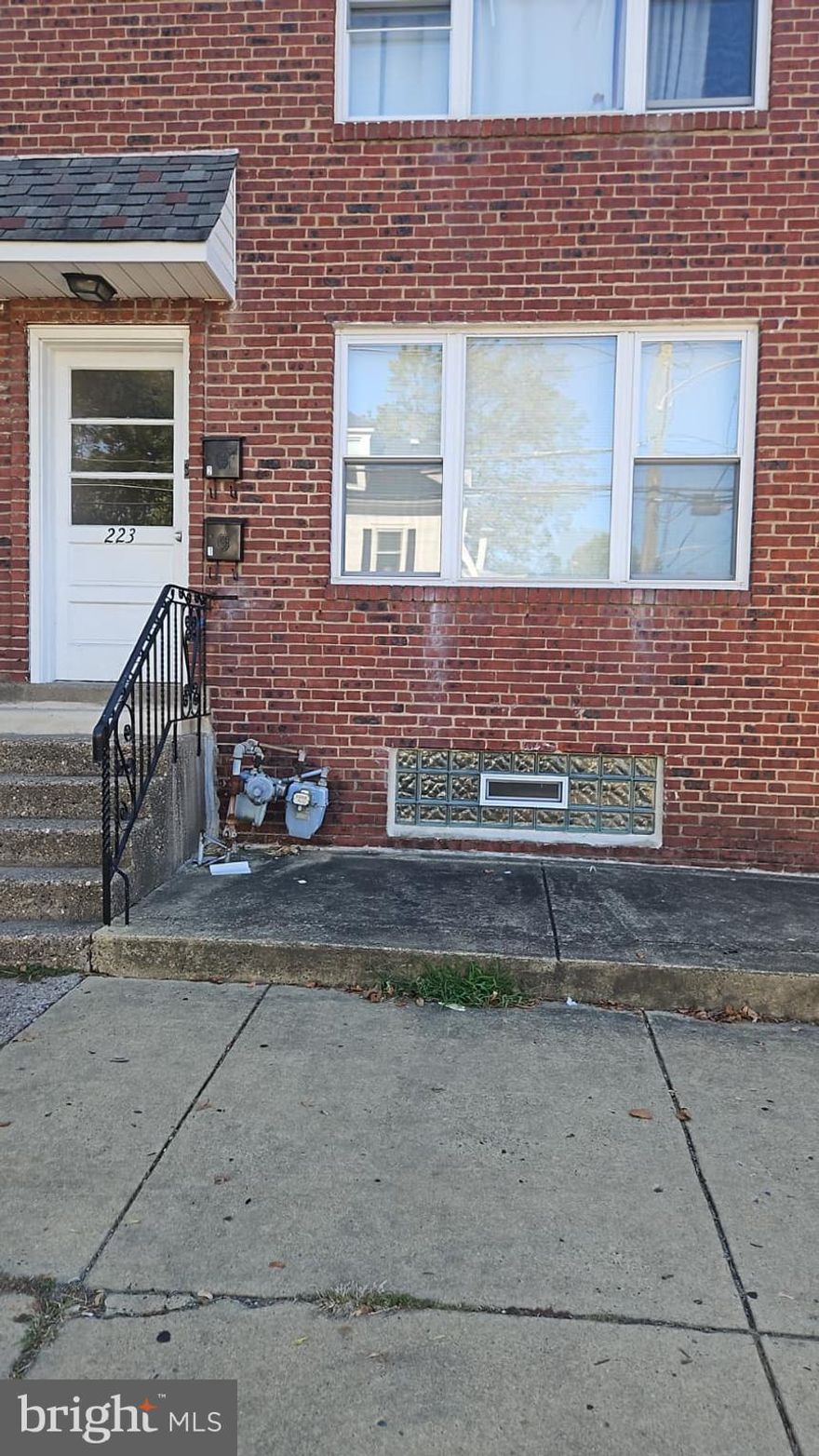 Freshly painted apartment, great condition, newer kitchen and appliances, vinyl floors throughout, central air. Easy walking to public transportation, great neighborhood and good school district