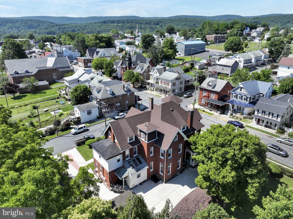 DOWNTOWN - Commercial Lease