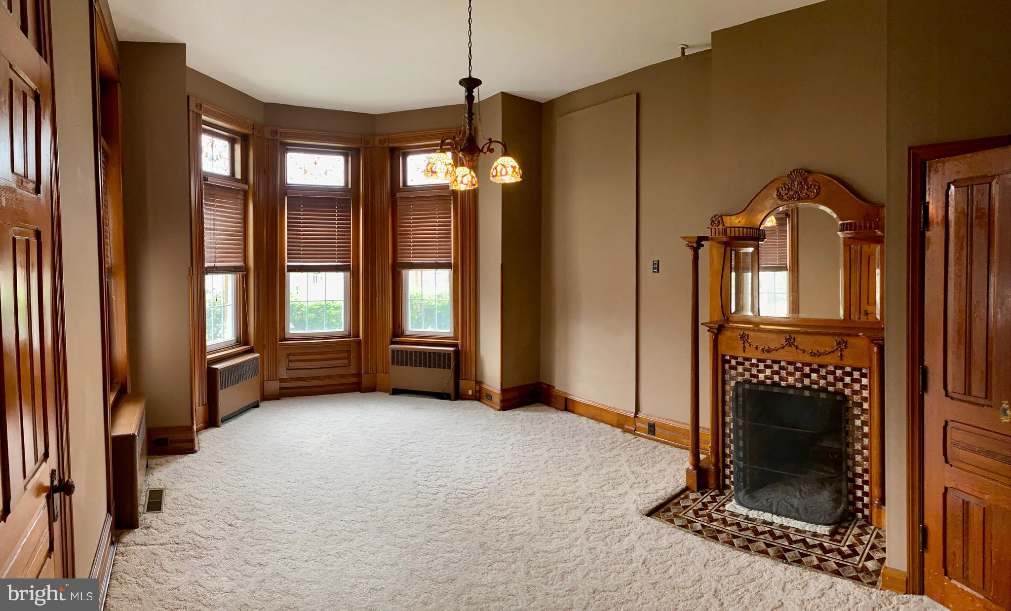 DOWNTOWN - Commercial Lease