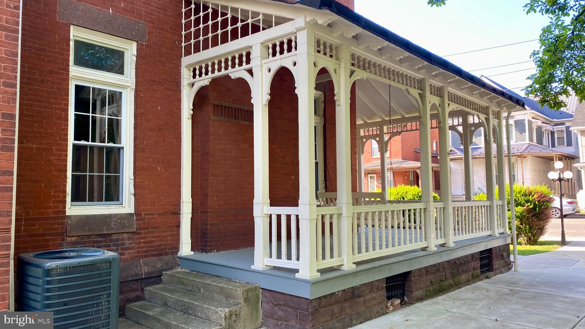 DOWNTOWN - Commercial Lease