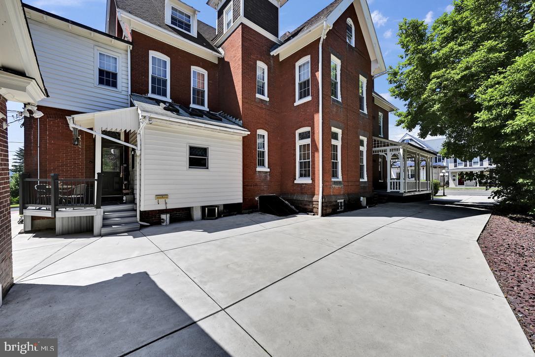 DOWNTOWN - Commercial Lease