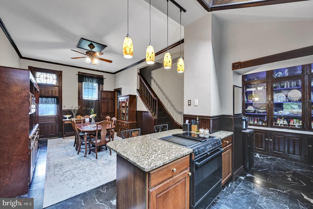 DOWNTOWN - Commercial Lease