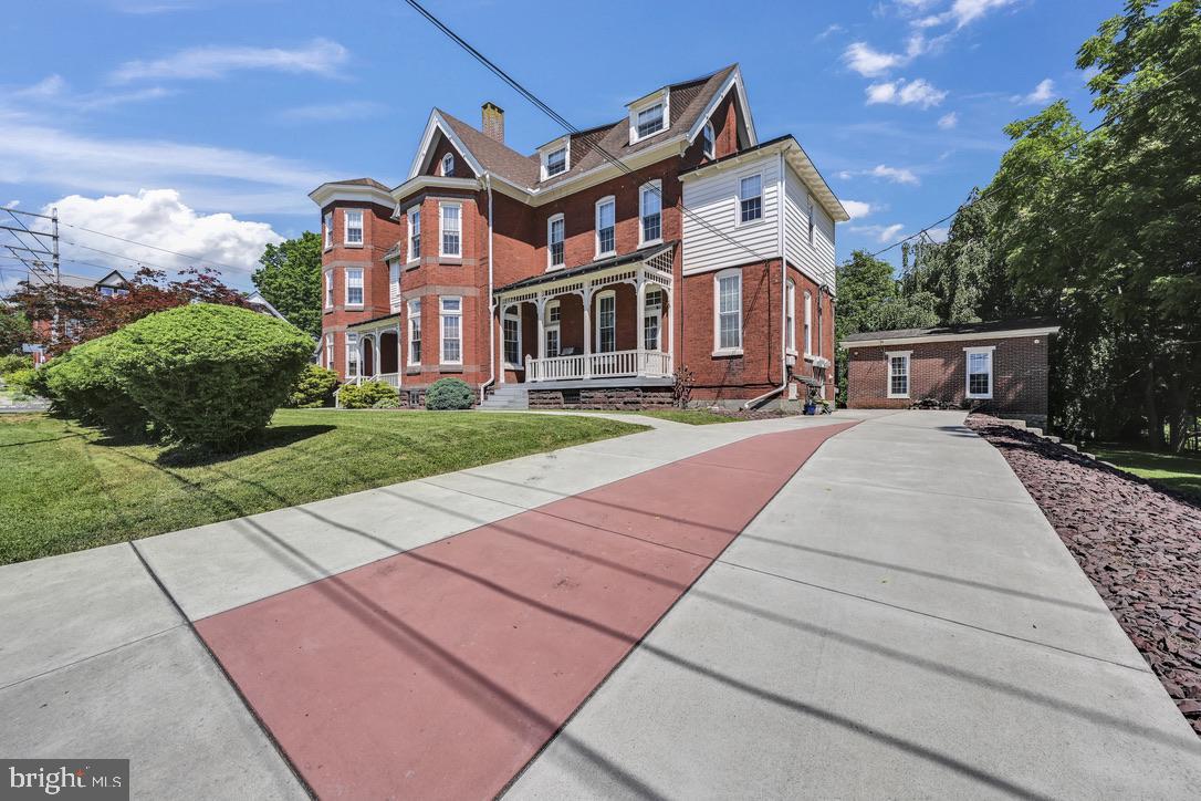 DOWNTOWN - Commercial Lease