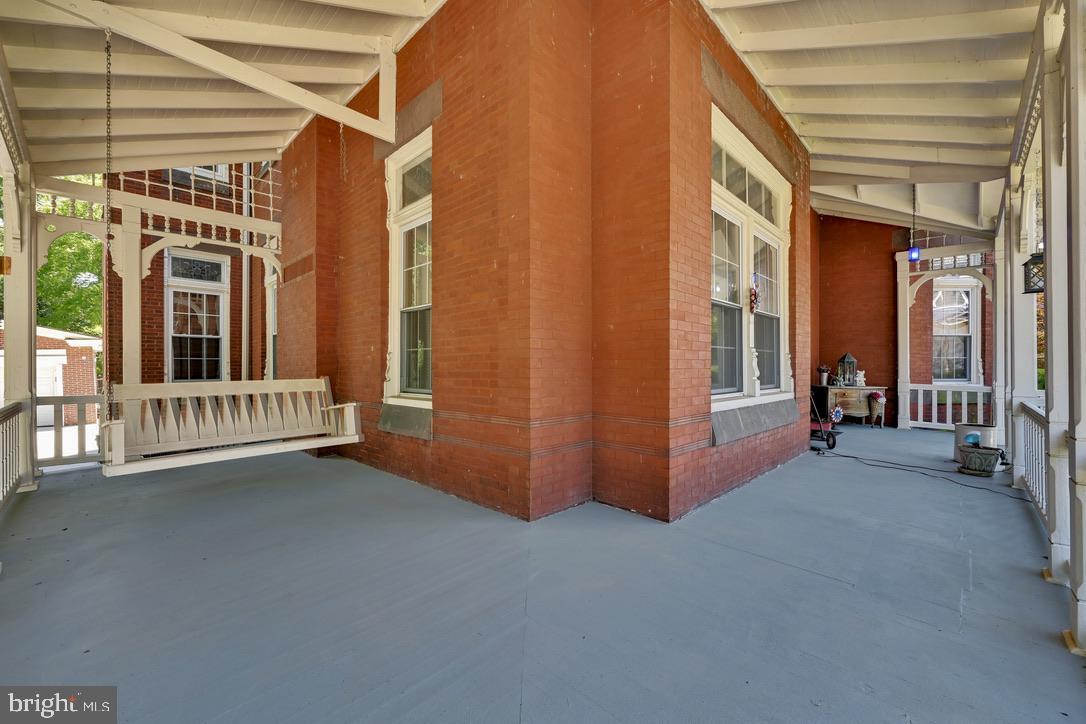 DOWNTOWN - Commercial Lease