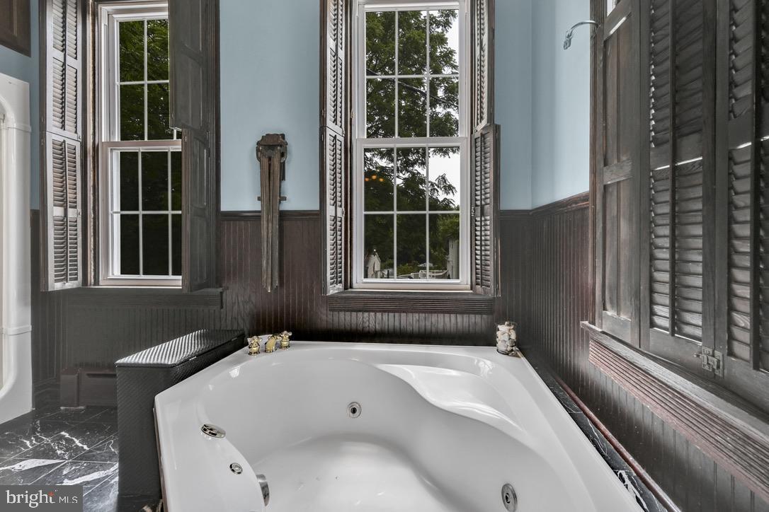 DOWNTOWN - Commercial Lease