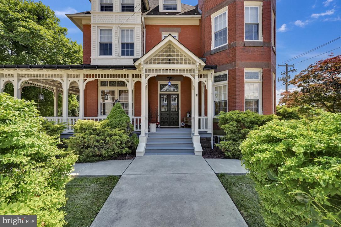 DOWNTOWN - Commercial Lease