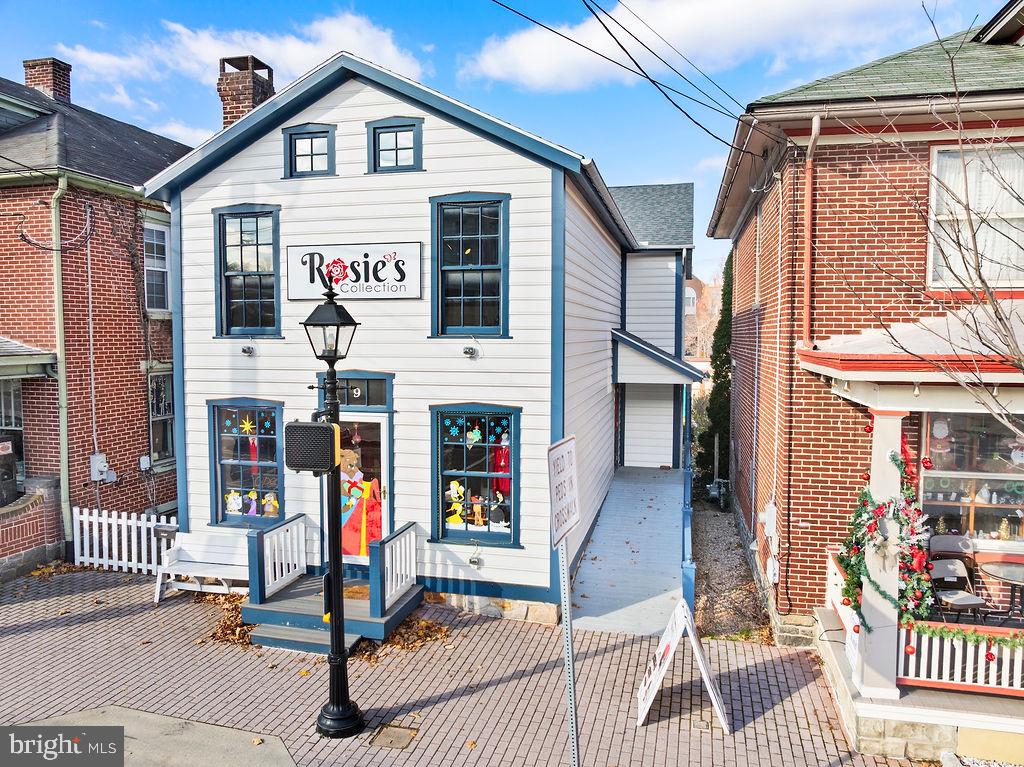 Main image without alt text