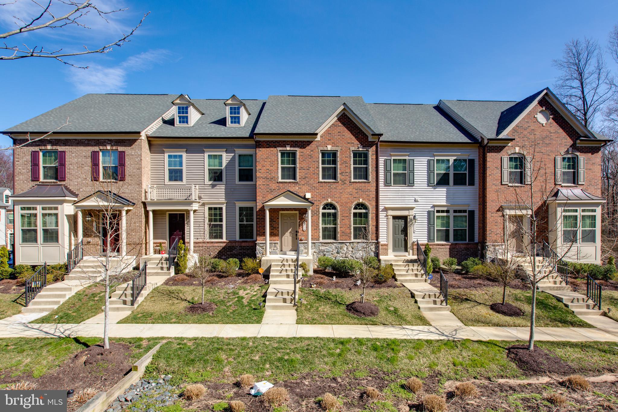 Beautiful 2beds 3.5 bath parkside townhome with 2 car garage! Full of natural lights with open floor plan with gourmat kitchen inclduing stainless steel appliances, gas cooking, huge kitchen island, recess lights. Just installed new backflash for higglight. New Luxury Vinyl floor installed on basement and upper level( Not shown in pictures)