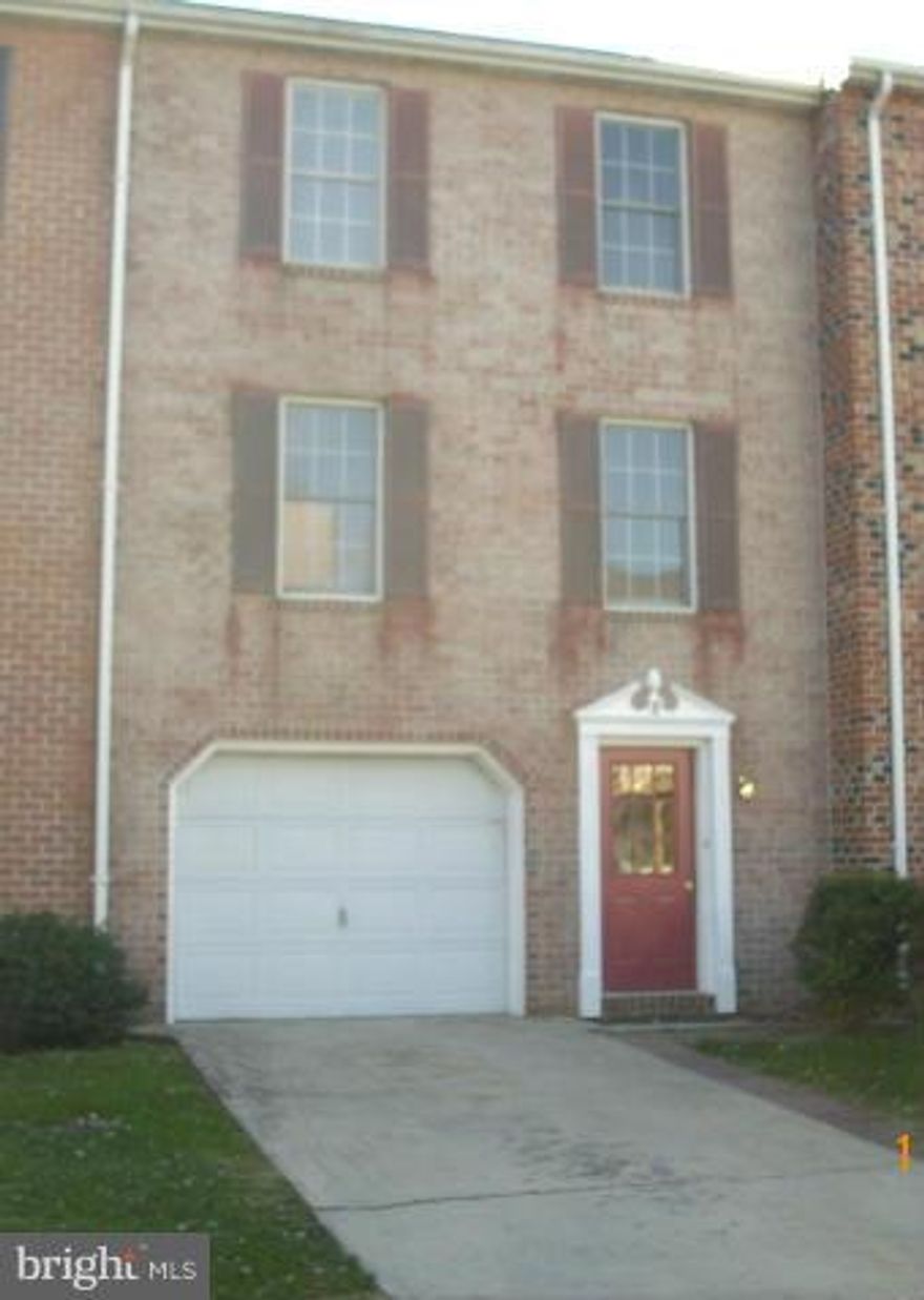 Townhouse with 1 car garage, 3BRs, 2BAs in quiet community, easy commute to Northern Virginia,  Frederick Md.. VERY convenient to Harpers Ferry MARC Commuter Train to Silver Spring, MD and Downtown DC (Union Station). Easy living in the Shenandoah Valley.