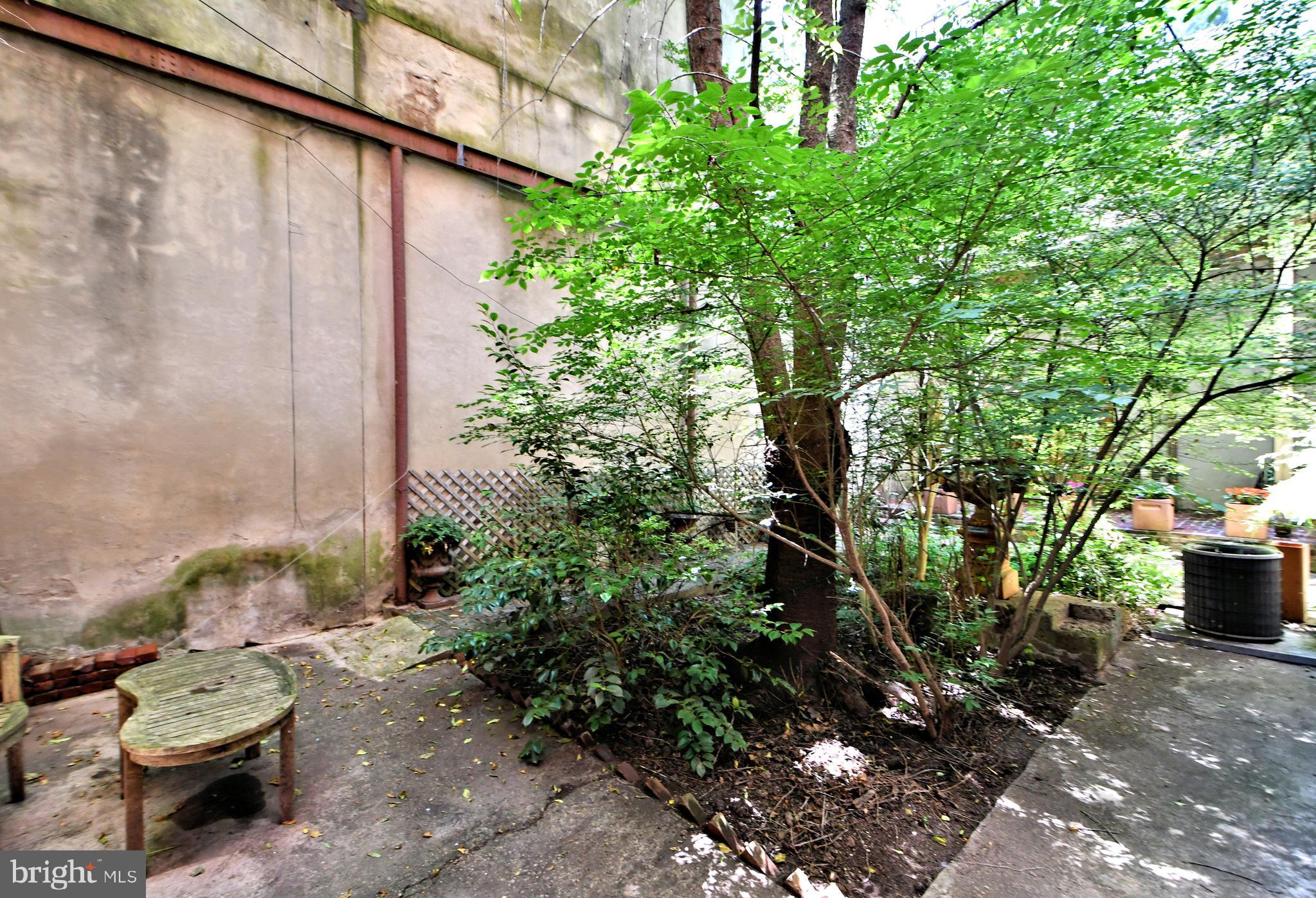 QUEEN VILLAGE - Residential