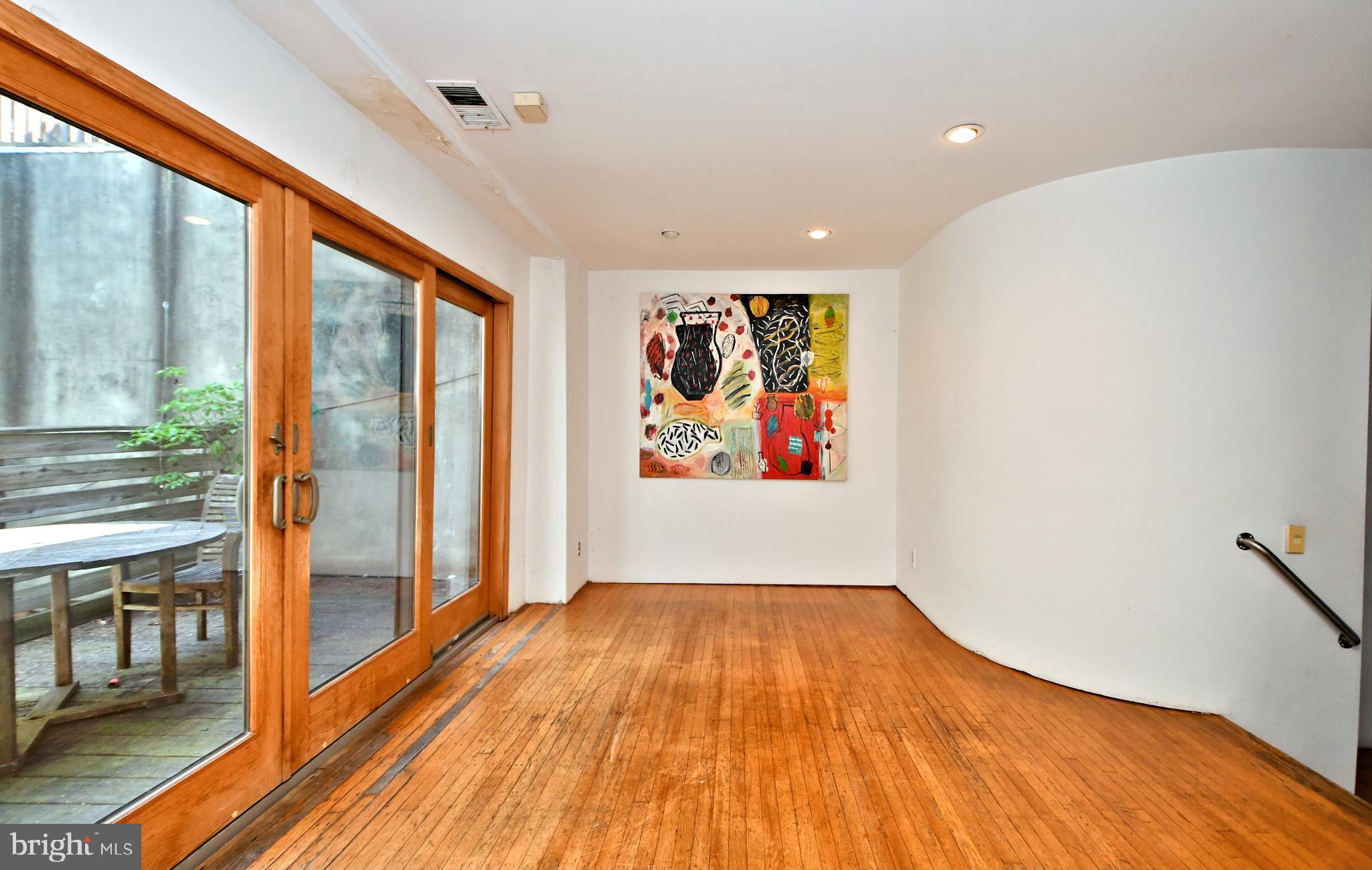 QUEEN VILLAGE - Residential