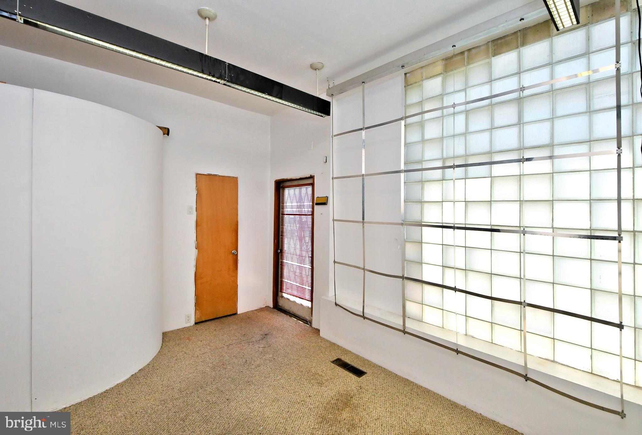 QUEEN VILLAGE - Residential