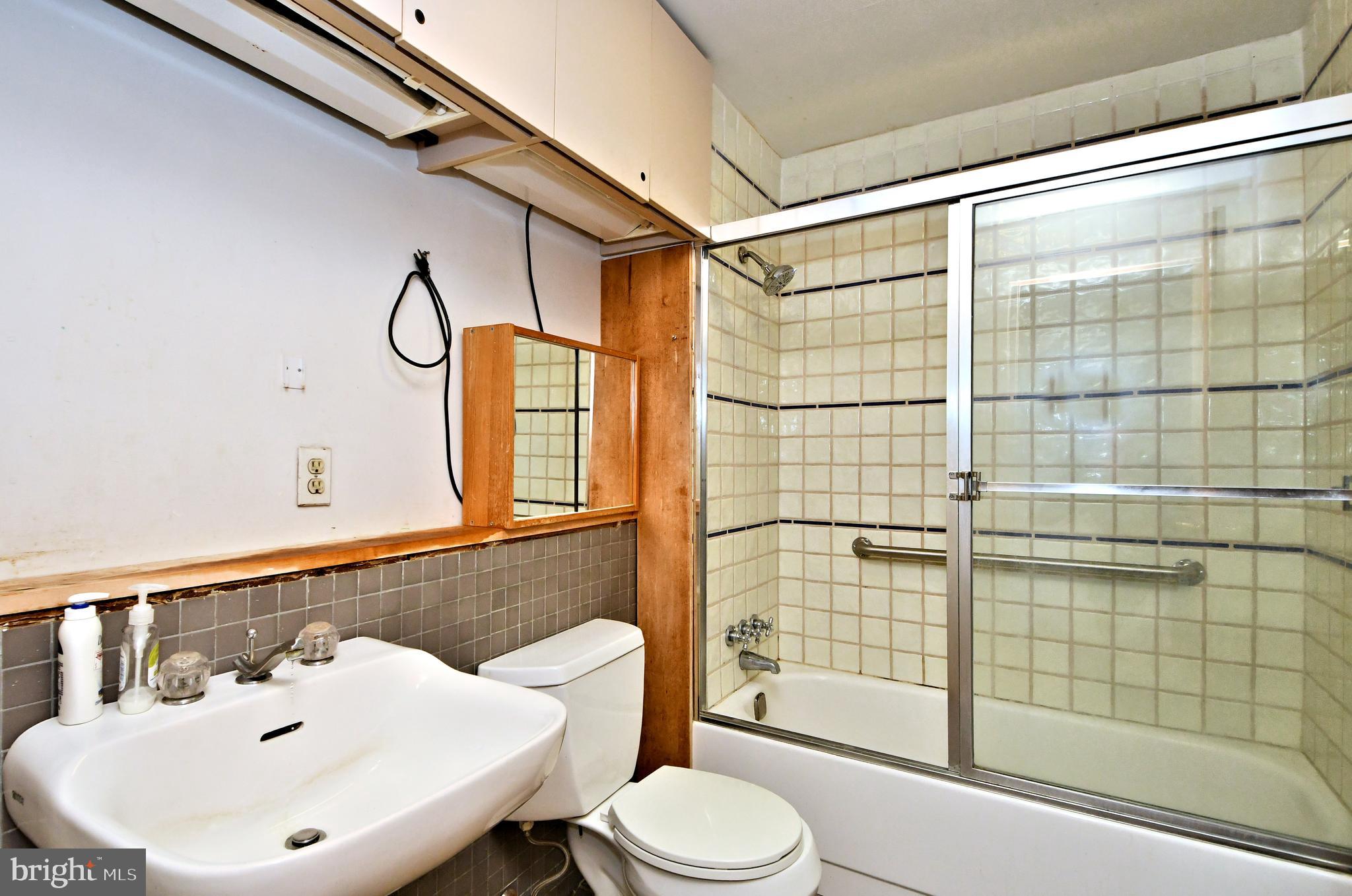 QUEEN VILLAGE - Residential